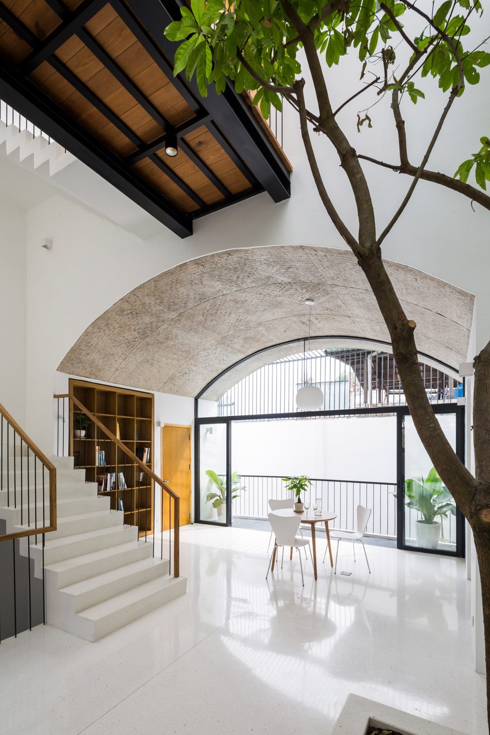 Nhà phố rộng 380 m2 với 3 phòng ngoài trời hình vòm độc đáo ở Sài Gòn - 6 Nhà phố rộng 380 m2 với 3 phòng ngoài trời hình vòm độc đáo ở Sài Gòn - 6