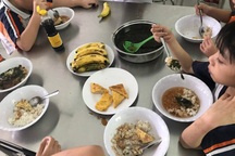 TPHCM: Phụ huynh sốc nặng khi thấy suất ăn "ngoài tưởng tượng" của con