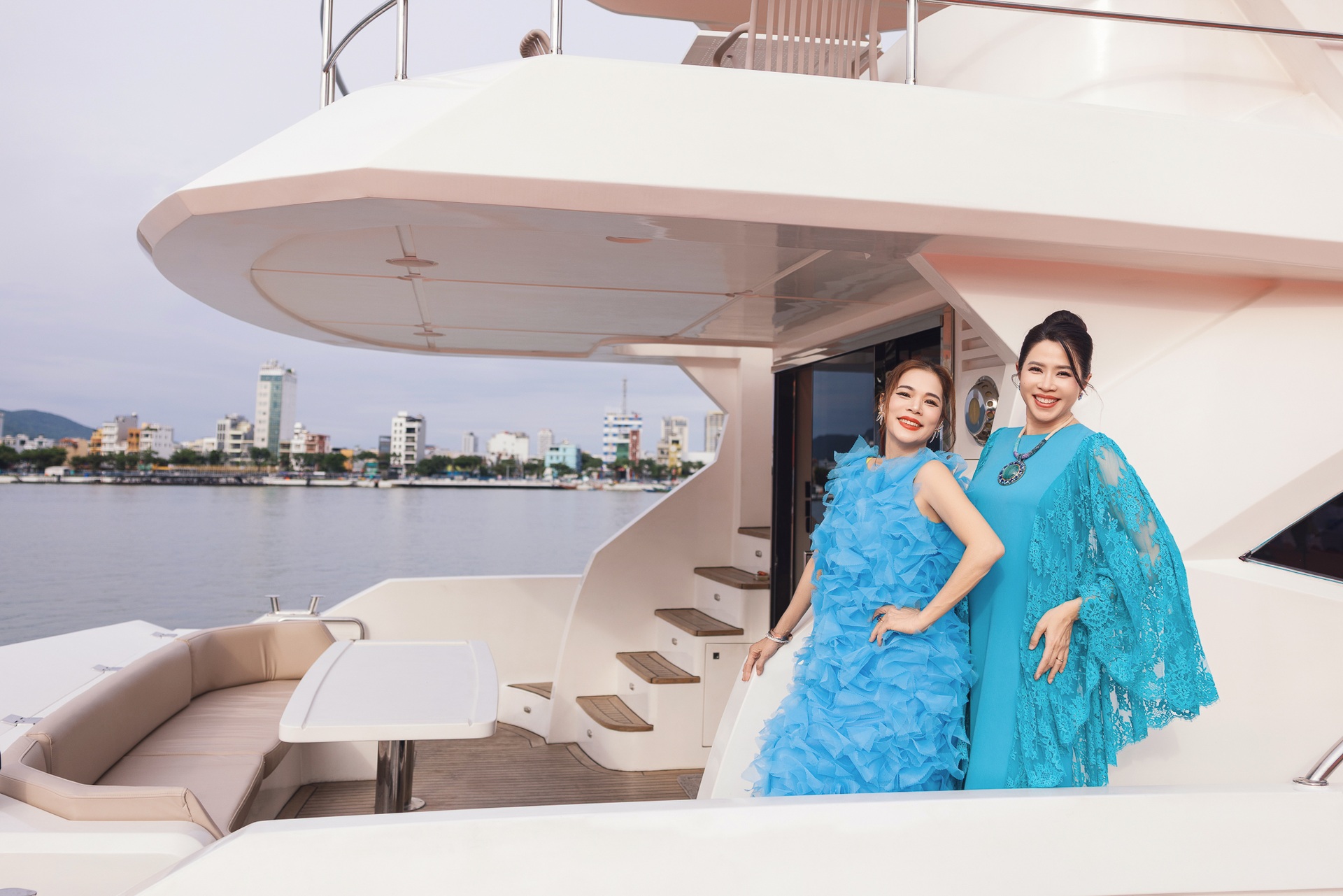 Thanh Lam và chồng bác sĩ sánh đôi dự show thời trang bên bờ sông Hàn - 2 Thanh Lam và chồng bác sĩ sánh đôi dự show thời trang bên bờ sông Hàn - 2