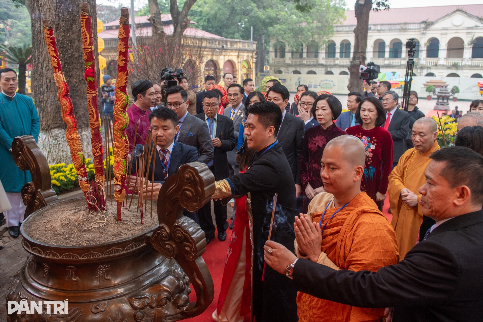 Chủ tịch nước Lương Cường thả cá vàng tiễn ông Công, ông Táo - 3 Chủ tịch nước Lương Cường thả cá vàng tiễn ông Công, ông Táo - 3