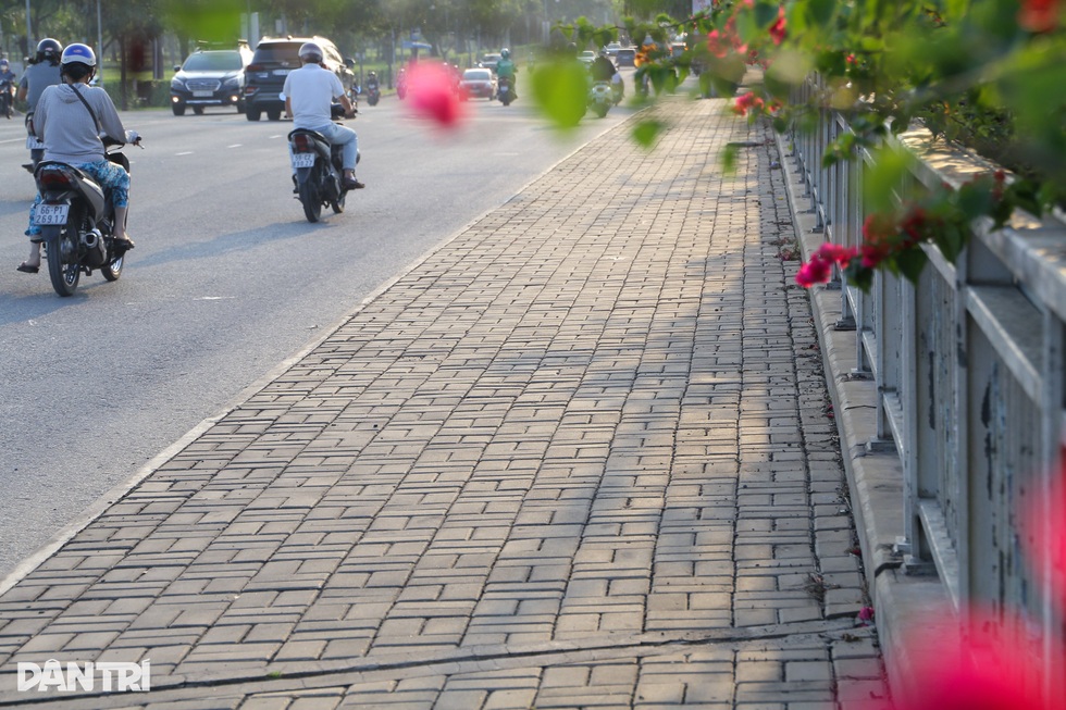 Lo lắng cho vỉa hè dưới trời mưa nắng - 4 Lo lắng cho vỉa hè dưới trời mưa nắng - 4