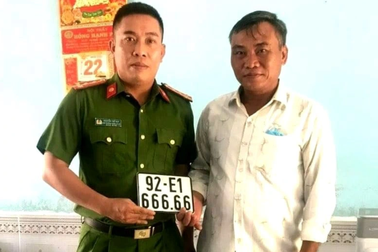 Mua xe máy tặng con gái, ông bố may mắn bấm được biển ngũ quý 6