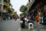 Người dân "vùng lõi" cấm xe máy xăng: 3-4 nhà một ngõ phố cổ thì sạc ở đâu?