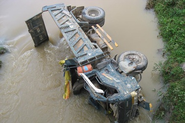 Ô tô lao gãy lan can cầu, rơi xuống sông