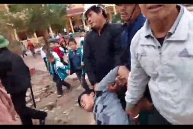 Tạm đình chỉ công tác trưởng công an xã còng tay dân vô cớ