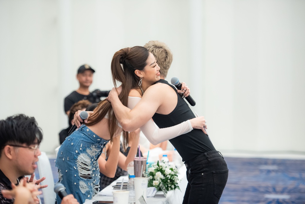 Khánh Vân, Võ Hoàng Yến mặc trang phục cá tính, đọ dáng khi làm giám khảo - 7 Khánh Vân, Võ Hoàng Yến mặc trang phục cá tính, đọ dáng khi làm giám khảo - 7