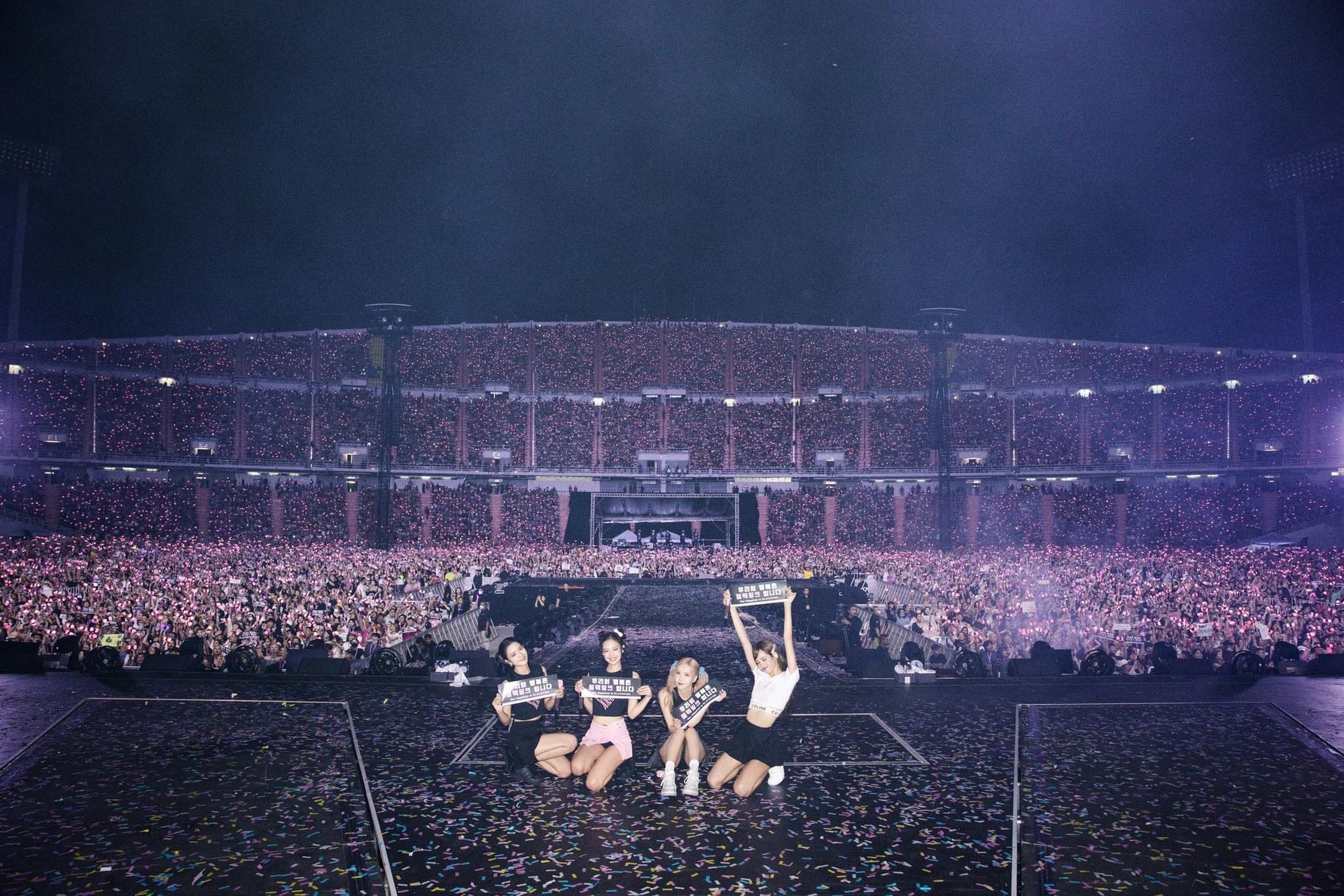 Show diễn Blackpink tại Hà Nội: Không chỉ là chuyện giới trẻ đu idol - 3 Show diễn Blackpink tại Hà Nội: Không chỉ là chuyện giới trẻ đu idol - 3