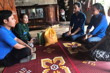 Tuổi trẻ Quảng Trị chăm sóc cựu thanh niên xung phong gặp khó khăn