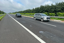 Cao tốc TPHCM - Long Thành - Dầu Giây xuất hiện nhiều ổ gà, tài xế lo lắng