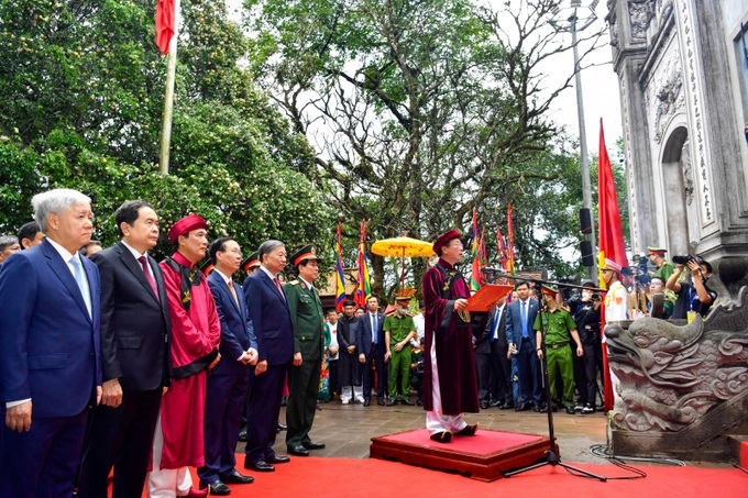 Thay mặt gần 100 triệu con dân đất Việt, ông Bùi Văn Quang, Chủ tịch UBND tỉnh Phú Thọ kính cẩn đọc Chúc văn tưởng niệm các Vua Hùng