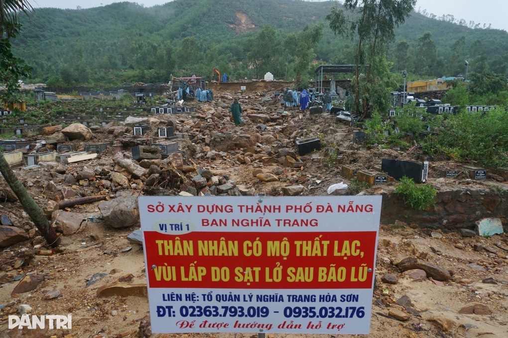 Đội mưa lật đá tìm từng ngôi mộ bị vùi lấp tại Đà Nẵng - 8 Đội mưa lật đá tìm từng ngôi mộ bị vùi lấp tại Đà Nẵng - 8