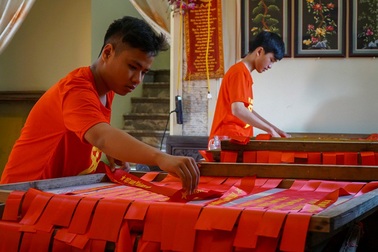 Làng may cờ Tổ quốc bận rộn nhờ AFF Cup