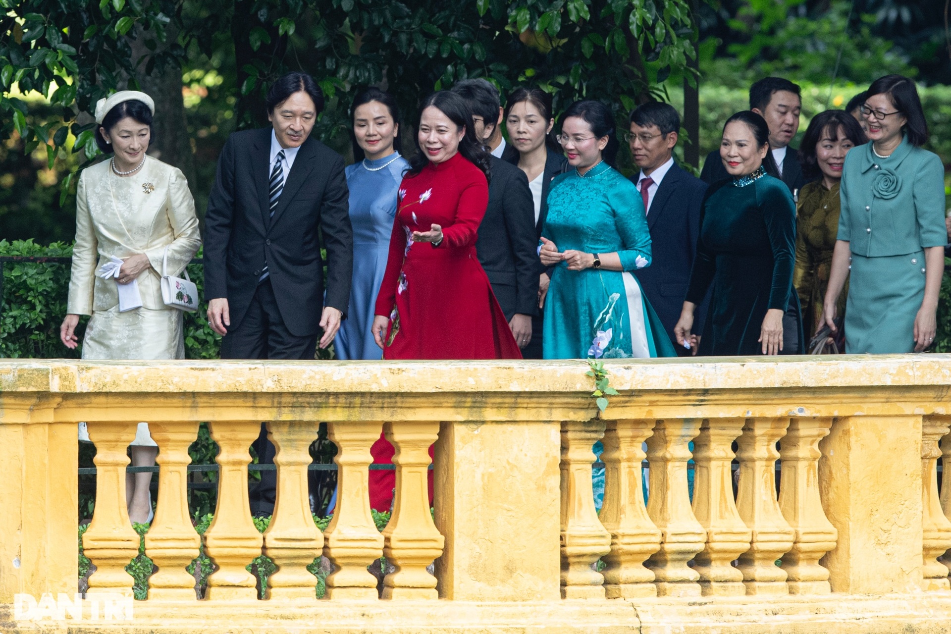 Hoàng Thái tử Nhật Bản cho cá ăn trong di tích nhà sàn Bác Hồ - 8 Hoàng Thái tử Nhật Bản cho cá ăn trong di tích nhà sàn Bác Hồ - 8