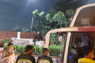 Bức xúc tột độ, CĐV Indonesia chặn xe bus của U19 Việt Nam