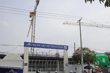 Sập cần cẩu công trình nhà ở Topaz Home khiến 2 người bị thương