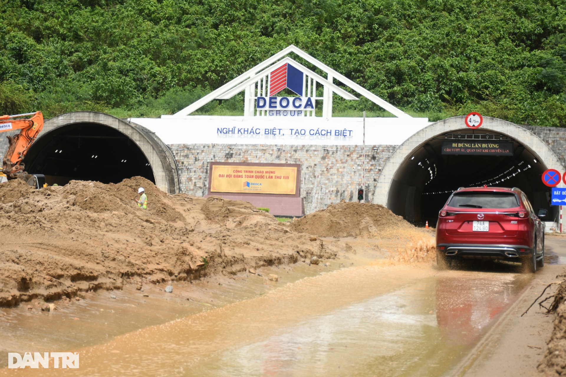 Lũ quét bít kín cửa hầm Hải Vân, kẹt xe kéo dài 2km - 4 Lũ quét bít kín cửa hầm Hải Vân, kẹt xe kéo dài 2km - 4