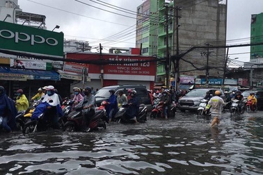 Sáng nay TPHCM nhiều nơi ngập sâu, kẹt xe kinh hoàng