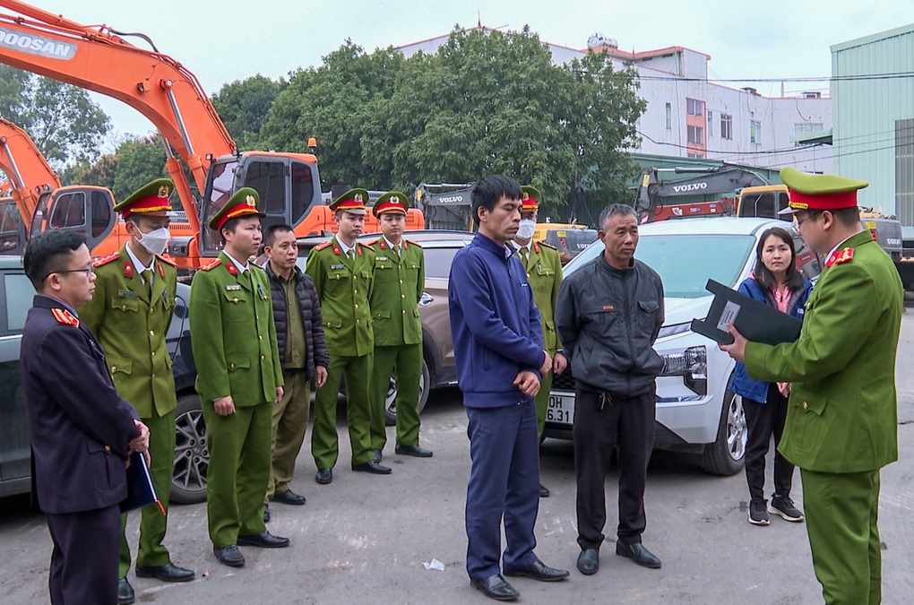 Hà Nội: Cảnh sát khám xét trung tâm đăng kiểm 29-07D và 29-10D - 2 Hà Nội: Cảnh sát khám xét trung tâm đăng kiểm 29-07D và 29-10D - 2