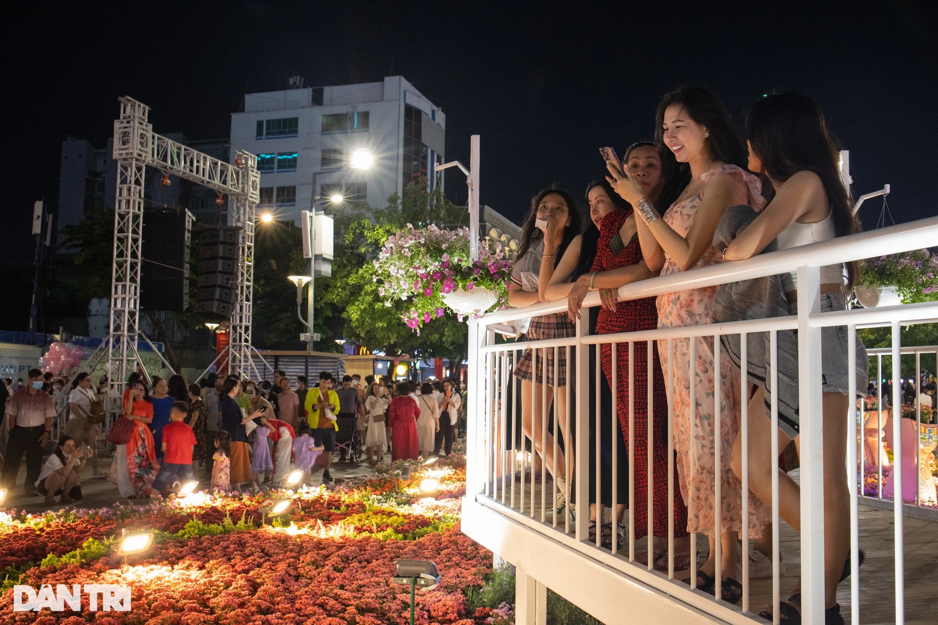 Chật kín người dân đến tham quan đường hoa Nguyễn Huệ - 13 Chật kín người dân đến tham quan đường hoa Nguyễn Huệ - 13