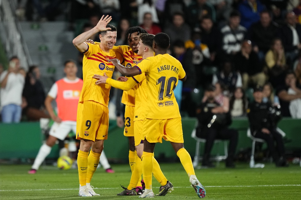 Lewandowski lập cú đúp, Barcelona hơn Real Madrid 15 điểm - 1 Lewandowski lập cú đúp, Barcelona hơn Real Madrid 15 điểm - 1