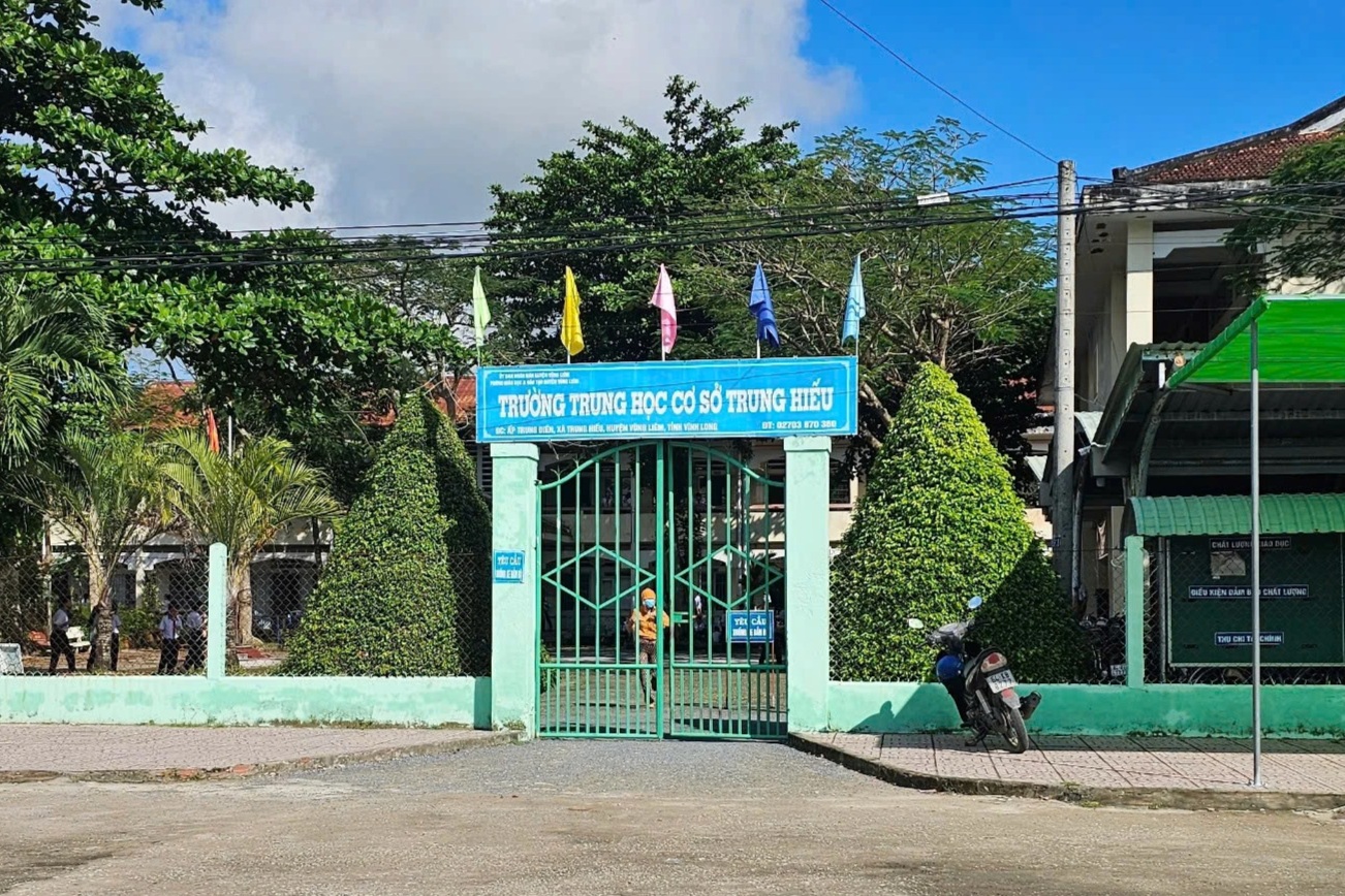 Disziplinarmaßnahmen gegen den Schulleiter im Fall der Prügelstrafe gegen einen männlichen Schüler der 8. Klasse mit Stühlen und Besen - 1 Kỷ luật hiệu trưởng trong vụ nam sinh lớp 8 bị đánh hội đồng bằng ghế, chổi - 1