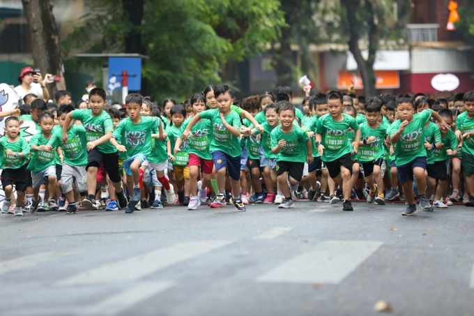 Các VĐV nhí tham gia đường chạy Mastercard Kids Run.