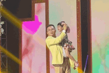 MC Đại Nghĩa "giải cứu" mẫu "nhí" đang khóc nức nở khiến khán giả bật cười