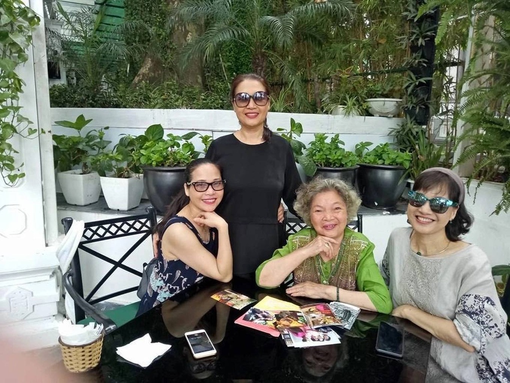 Lê Vân Bao giờ cho đến tháng Mười: Được chồng chiều, kín tiếng ở tuổi 67 - 3 Lê Vân Bao giờ cho đến tháng Mười: Được chồng chiều, kín tiếng ở tuổi 67 - 3