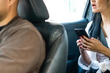 Tài xế gây phẫn nộ vì bỏ rơi nữ hành khách 19 tuổi ngay giữa cao tốc