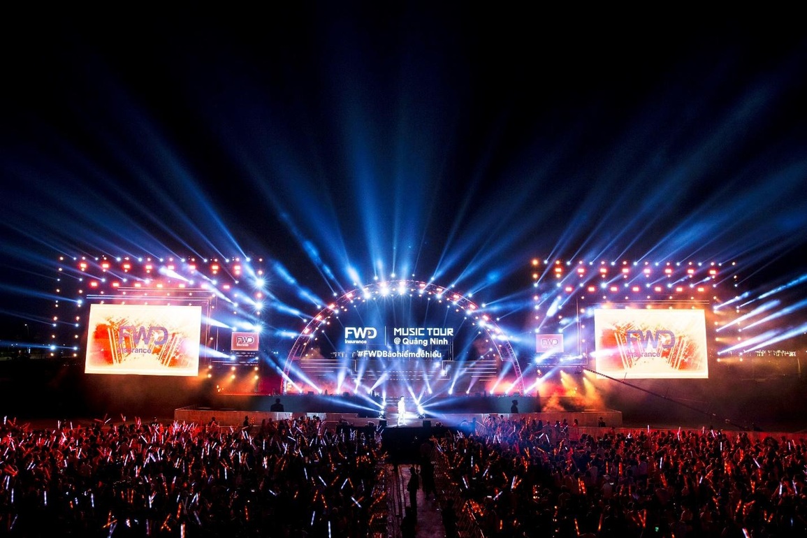 Ban Giám đốc FWD nghiêng mình tri ân khách hàng tại FWD Music Tour - 2 Ban Giám đốc FWD nghiêng mình tri ân khách hàng tại FWD Music Tour - 2