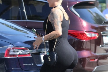 Vũ nữ thoát y hào hứng chuẩn bị thi nhảy