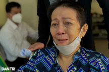 Được giúp tiền viện phí, người mẹ khóc nức nở: "Tôi có thể đi lại rồi…"