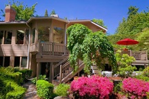 Mẹ Việt đặt chum vại mang sang Mỹ làm vườn “đậm chất quê” rộng 1400m2