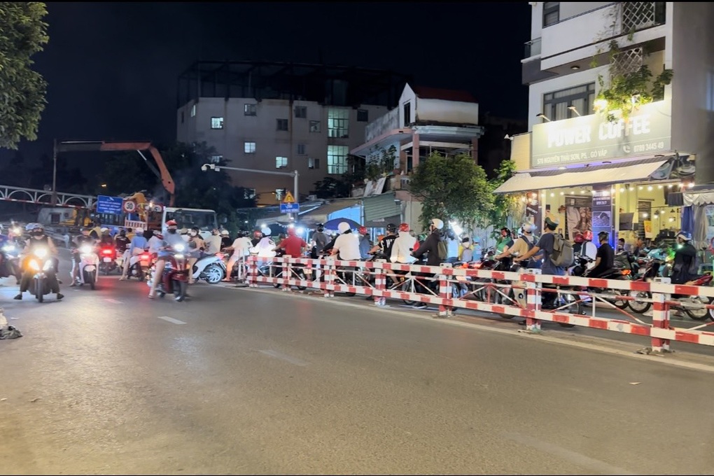 Xe buýt húc sập thanh giới hạn chiều cao cầu vượt thép ở TPHCM - 2 Xe buýt húc sập thanh giới hạn chiều cao cầu vượt thép ở TPHCM - 2