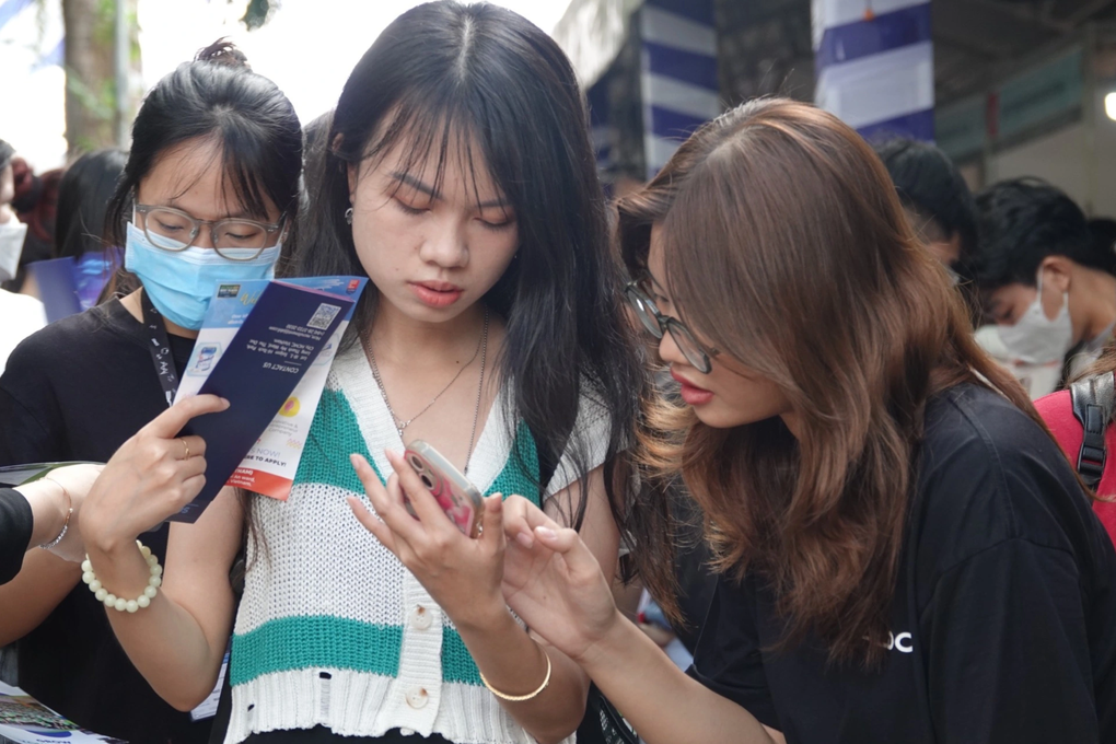 TPHCM: Sinh viên tốt nghiệp trường đại học nào được trả lương cao nhất? - 1 TPHCM: Sinh viên tốt nghiệp trường đại học nào được trả lương cao nhất? - 1