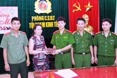 Học viên trường Cảnh sát trả lại tài sản cho người đánh rơi