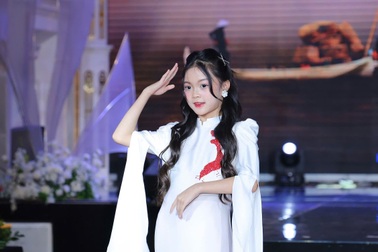 Bé Ghến “Đi giữa trời rực rỡ” trình diễn áo dài thu hút ánh nhìn