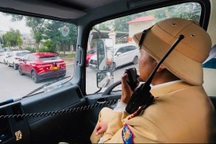 CSGT bí mật ghi hình, xử lý loạt tài xế ô tô đỗ sai trước sân bay Nội Bài