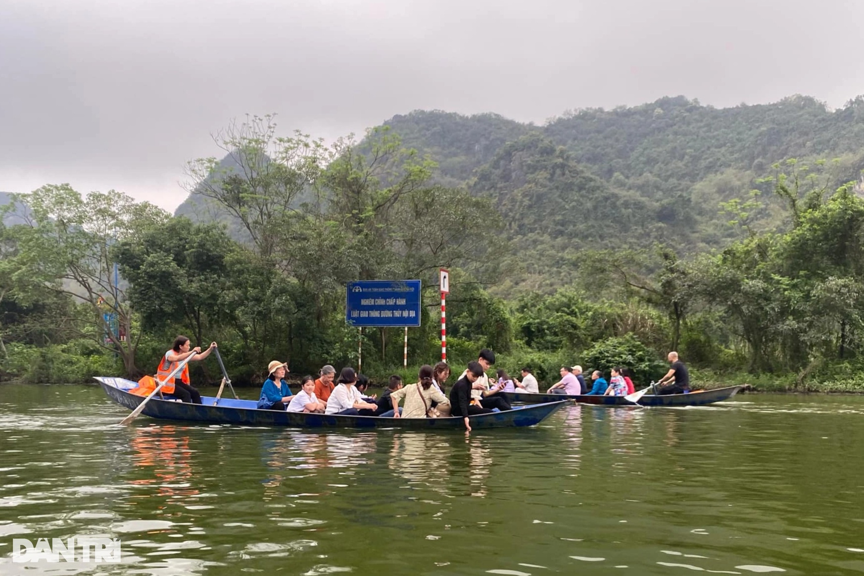 Khách đi đò không mặc áo phao, biến chùa Hương thành sàn diễn giọng ca - 1