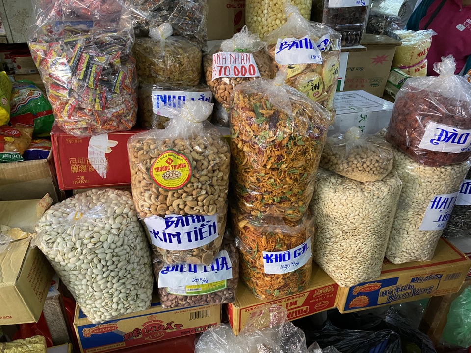 TP.HCM: Bánh kẹo Tết ế chỏng chơ, nhìn thấy khách như bắt được vàng - 3 TP.HCM: Bánh kẹo Tết ế chỏng chơ, nhìn thấy khách như bắt được vàng - 3