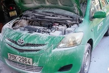 Xe taxi bất ngờ bốc cháy trước khách sạn