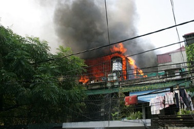 Cháy lớn tại khu chung cư trên phố Hào Nam