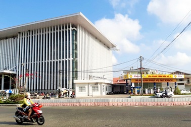 Cà Mau buộc di dời cửa hàng xăng dầu gần trụ sở trăm tỷ