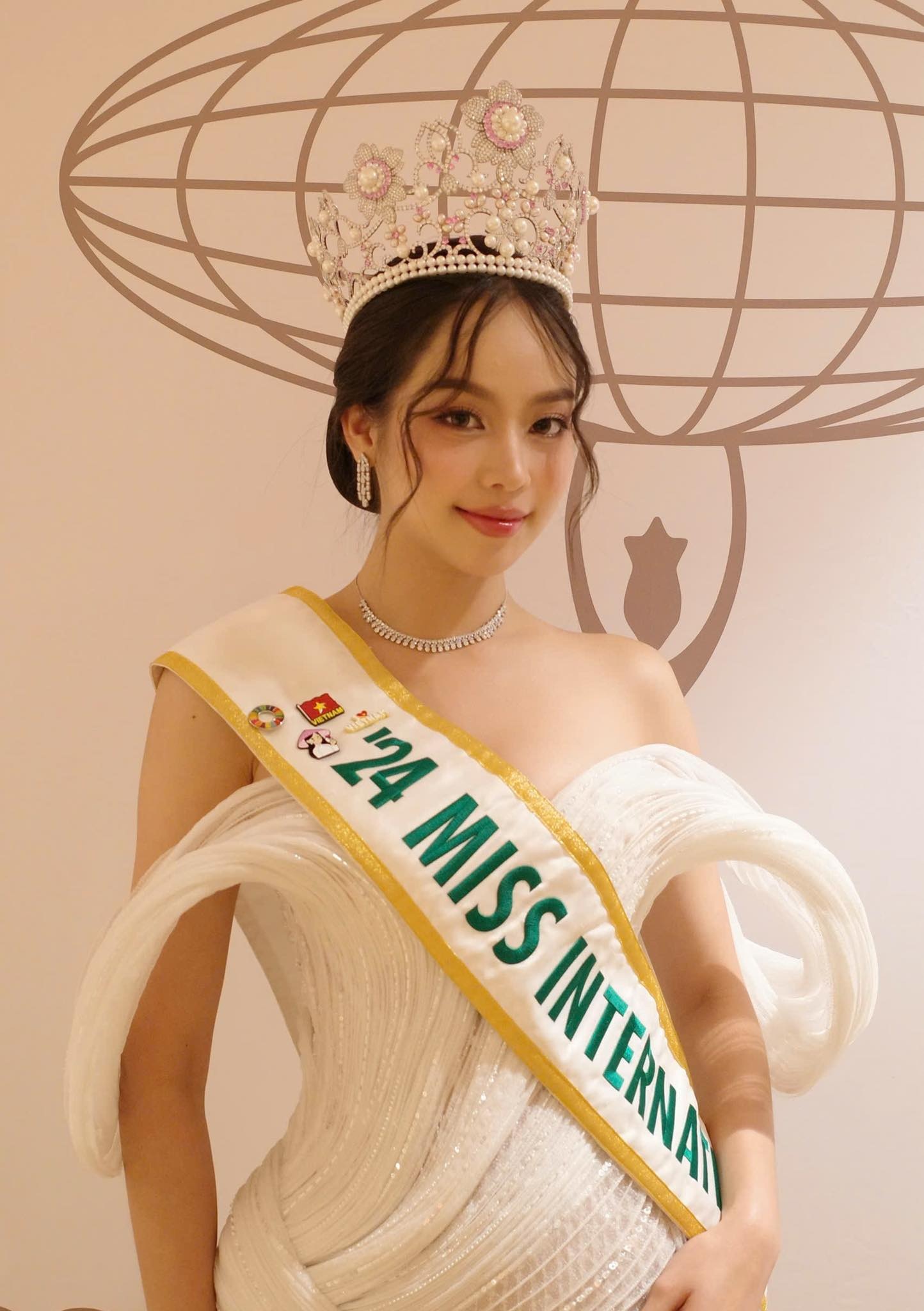 Hoa hậu Thanh Thủy lại xinh như búp bê khi từ bỏ kiểu trang điểm Tây hóa”? - 10 Hoa hậu Thanh Thủy lại xinh như búp bê khi từ bỏ kiểu trang điểm Tây hóa”? - 10