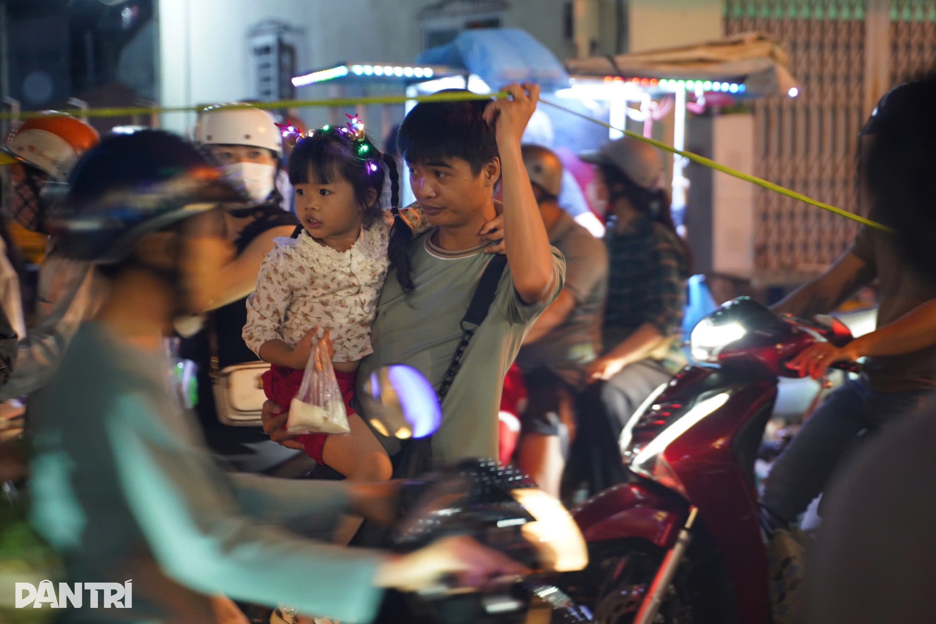 Trung tâm TPHCM kẹt cứng khi người dân đổ về vui Giáng sinh - 11 Trung tâm TPHCM kẹt cứng khi người dân đổ về vui Giáng sinh - 11