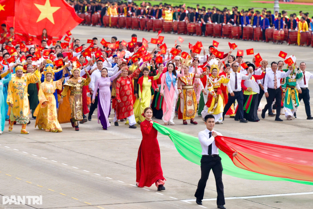Hoàng Thùy Linh: Tôi bật khóc khi được thông báo tham gia đoàn diễu hành - 1 Hoàng Thùy Linh: Tôi bật khóc khi được thông báo tham gia đoàn diễu hành - 1