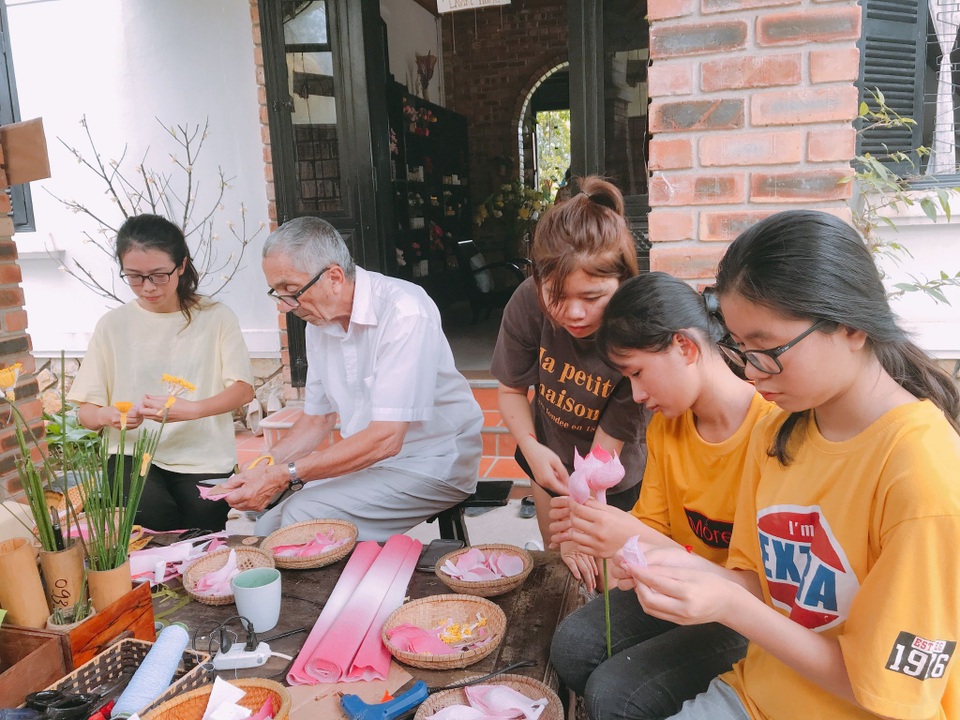 9X bỏ việc, mở lớp dạy làm hoa giấy cho người điếc, xương thủy tinh - 4 9X bỏ việc, mở lớp dạy làm hoa giấy cho người điếc, xương thủy tinh - 4