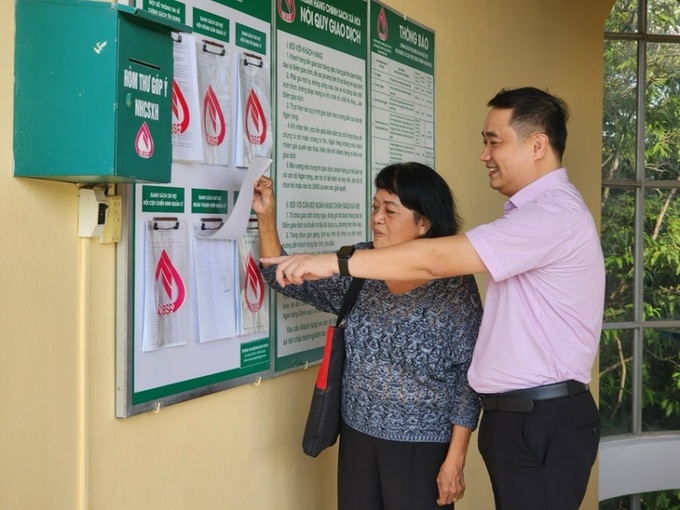 Lãnh đạo NHCSXH Chi nhánh tỉnh Thừa Thiên Huế kiểm tra, hướng dẫn các hộ vay sử dụng vốn đúng mục đích
