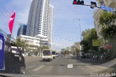 Nghịch cảnh đoàn xe tuyên truyền an toàn giao thông lại vi phạm... luật giao thông