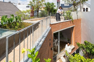 Nhà gạch nung rợp bóng cây xanh lọt đề cử kiến trúc đẹp nhất thế giới